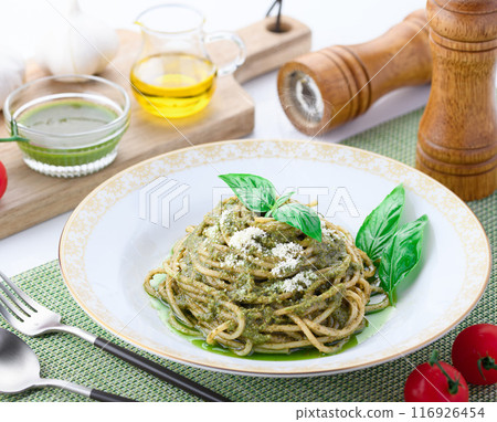 鮮綠色義大利麵配熱那亞羅勒 鮮綠色義大利麵配熱那亞羅勒 116926454