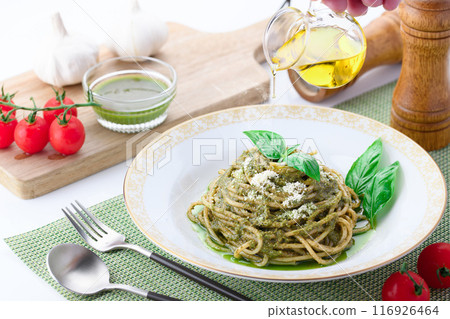鮮綠色義大利麵配熱那亞羅勒 116926464