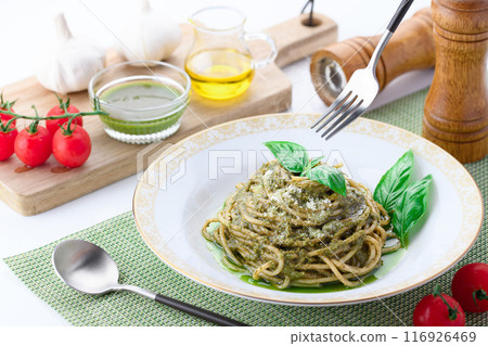 鮮綠色義大利麵配熱那亞羅勒 鮮綠色義大利麵配熱那亞羅勒 116926469