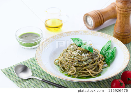 鮮綠色義大利麵配熱那亞羅勒 116926476