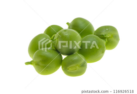 green peas isolated 116926518
