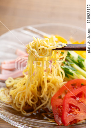 用筷子夾起冰鎮的中餐 116928152