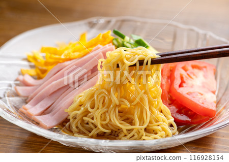 用筷子夾起冰鎮的中餐 用筷子夾起冰鎮的中餐 116928154