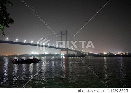Beautiful view of Second Hooghly Bridge or Vidyasagar Setu at Night 116928225