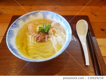 Salt ramen with wonton and roast pork Salt ramen with wonton and roast pork 116929238