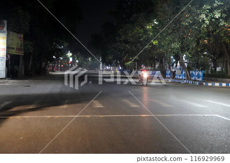 Traffic free kolkata street at mid night 116929969
