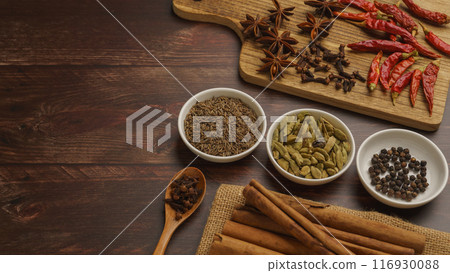 香料圖片 | 小茴香、丁香、黑胡椒、八角茴香、荳蔻、肉桂、辣椒 116930088