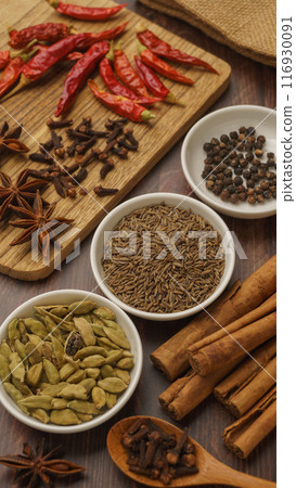 Spice images | Cumin, cloves, black pepper, star anise, cardamom, cinnamon, chili pepper 116930091