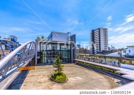 日本相模原市景觀，七月。 JR橫濱線淵野邊站與站前的歐柏林大學景觀= 7月21日 116930134