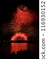 紅色煙火和煙火反射在水面上 116930152