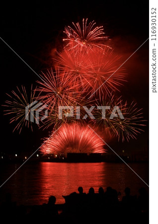 紅色煙火和煙火反射在水面上 116930152