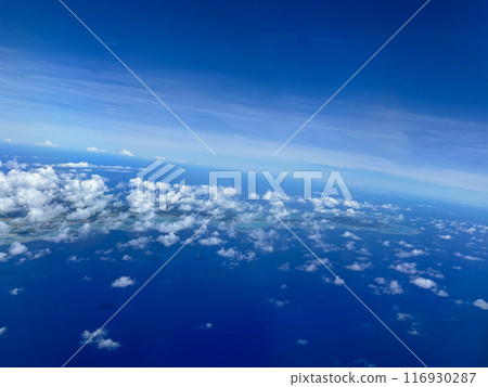 從飛機上看到的風景。從高空俯瞰日本美麗的大海、天空和雲彩。 從飛機上看到的風景。從高空俯瞰日本美麗的大海、天空和雲彩。 116930287