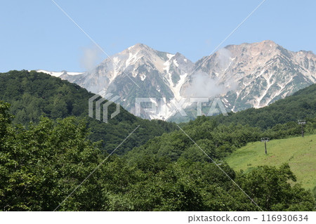 初夏從滑雪場看到雄偉的白馬三山 初夏從滑雪場看到雄偉的白馬三山 116930634