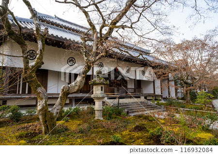 日本京都 — 2024年1月8日：日本京都右京區安靜森林中的一座佛教寺廟Jojakko-ji Temple 116932084