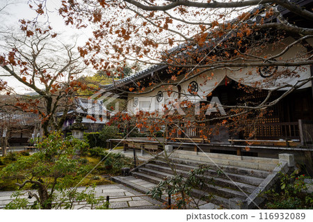 日本京都 — 2024年1月8日:日本京都右京區安靜森林中的一座佛教寺廟Jojakko-ji Temple 日本京都 — 2024年1月8日:日本京都右京區安靜森林中的一座佛教寺廟Jojakko-ji Temple 116932089