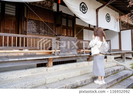 日本京都 — 2024年1月8日:日本京都右京區安靜森林中的一座佛教寺廟Jojakko-ji Temple 日本京都 — 2024年1月8日:日本京都右京區安靜森林中的一座佛教寺廟Jojakko-ji Temple 116932092