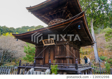 日本京都 — 2024年1月8日:日本京都右京區安靜森林中的一座佛教寺廟Jojakko-ji Temple 日本京都 — 2024年1月8日:日本京都右京區安靜森林中的一座佛教寺廟Jojakko-ji Temple 116932098