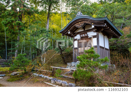 日本京都 — 2024年1月8日:日本京都右京區安靜森林中的一座佛教寺廟Jojakko-ji Temple 日本京都 — 2024年1月8日:日本京都右京區安靜森林中的一座佛教寺廟Jojakko-ji Temple 116932103