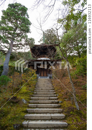 日本京都 — 2024年1月8日：日本京都右京區安靜森林中的一座佛教寺廟Jojakko-ji Temple 116932113