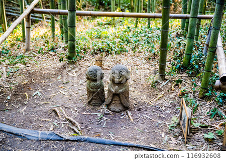 日本京都，2024年1月27日：嵐山竹林，日本雕塑，裝飾服裝。 116932608