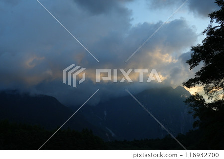 Light shining on the mountain - Kamikochi, Taisho Pond in the early morning Light shining on the mountain - Kamikochi, Taisho Pond in the early morning 116932700