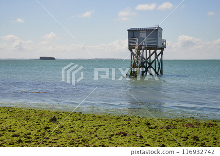 Square net fishing on stilts at the charente coast 116932742