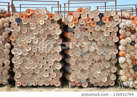 Oyster collectors in the form of plastic cups 116932764