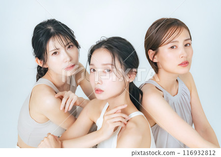 一群穿著自然色彩服裝、護膚、化妝品的中年婦女的美容形象 一群穿著自然色彩服裝、護膚、化妝品的中年婦女的美容形象 116932812