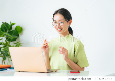 Women working on laptops 116932828