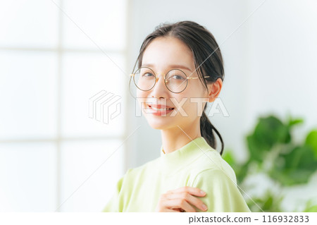 戴著眼鏡的女人的畫像 116932833