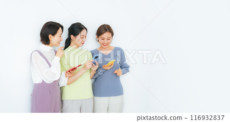 一群中年婦女一邊看智慧型手機一邊聊天 116932837