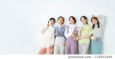 Casual fashion middle-aged women group 116932844