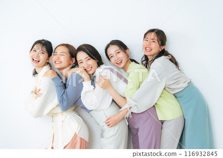 Casual fashion middle-aged women group 116932845