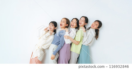 Casual fashion middle-aged women group 116932846