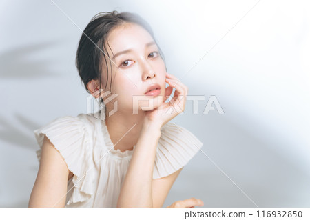 Beauty image of a woman with natural makeup Beauty image of a woman with natural makeup 116932850