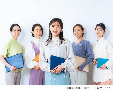 一群穿著色彩鮮豔的辦公室休閒服的中年婦女 116932877