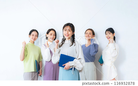 一群穿著色彩鮮豔的辦公室休閒服的中年婦女 116932878