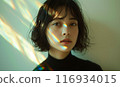 沐浴在明亮燈光下的女人 116934015