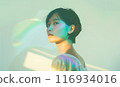 沐浴在明亮燈光下的女人 116934016