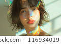 沐浴在明亮燈光下的女人 116934019
