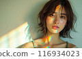 沐浴在明亮燈光下的女人 116934023