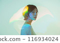 沐浴在明亮燈光下的女人 116934024