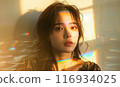 沐浴在明亮燈光下的女人 116934025