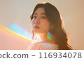 沐浴在明亮燈光下的女人 116934078