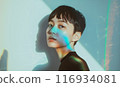 沐浴在明亮燈光下的女人 116934081