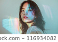 沐浴在明亮燈光下的女人 116934082
