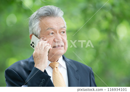 Business Senior Smartphone Call 116934101