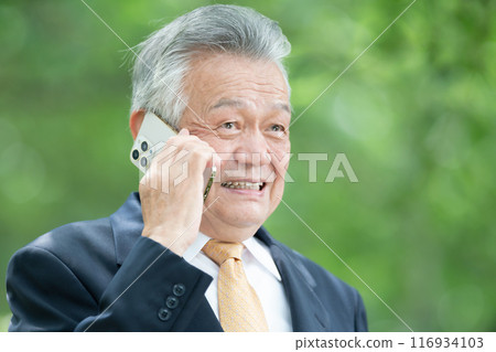 Business Senior Smartphone Call 116934103
