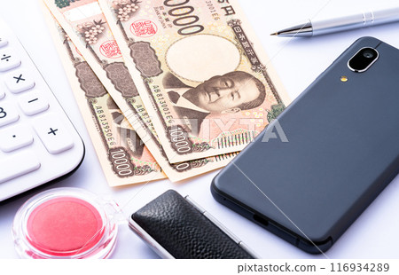 10,000 yen bill, smartphone, calculator, seal, pen 116934289