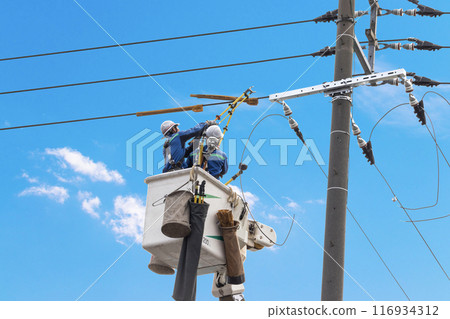 背景為天空的高空作業人員輸電設備的維護 116934312